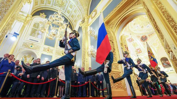 Солдаты Президентского полка вносят государственный флаг на церемонию инаугурации президента РФ Владимира Путина в Кремле - سبوتنيك عربي