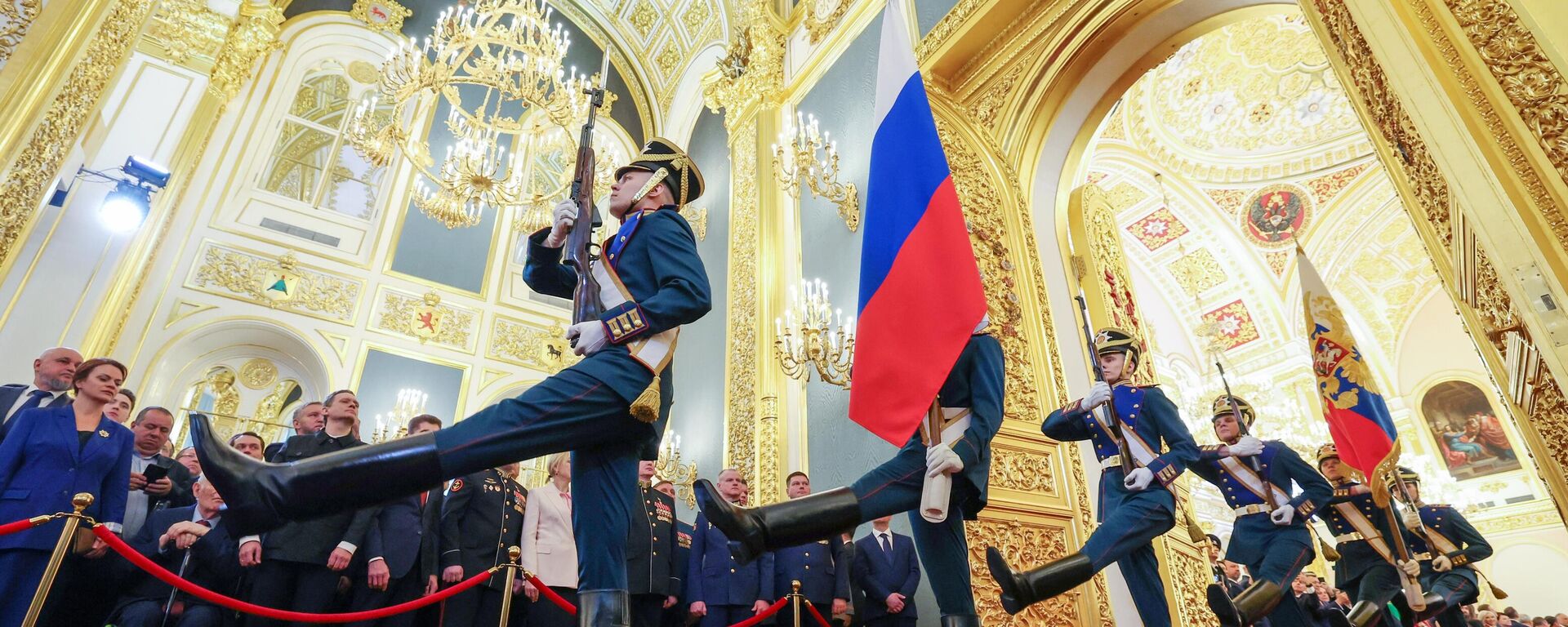 جنود من الفوج الرئاسي يحملون علم الدولة خلال حفل تنصيب الرئيس الروسي فلاديمير بوتين في الكرملين. - سبوتنيك عربي, 1920, 18.03.2025