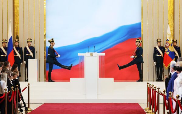 جنود من الفوج الرئاسي يحملون علم الدولة خلال حفل تنصيب الرئيس الروسي فلاديمير بوتين في الكرملين. - سبوتنيك عربي