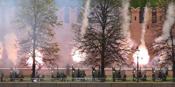 تحية المدفعية على شرف تنصيب الرئيس الروسي فلاديمير بوتين. - سبوتنيك عربي