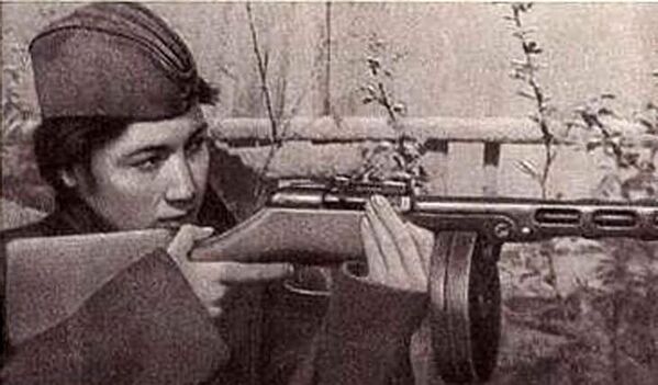 قناصة من فرقة المشاة القتالية الـ130 التابعة للجيش السوفييتي، زيبا جانيفا، خلال فترة الحرب الوطنية العظمى (1941-1945) - سبوتنيك عربي