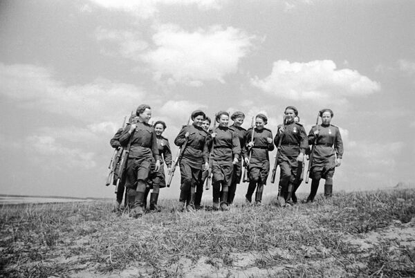 قناصات المجموعة الـ33 التابعة للجيش السوفييتي، تتوجه إلى مواقعها، 14 يوليو 1944 - سبوتنيك عربي
