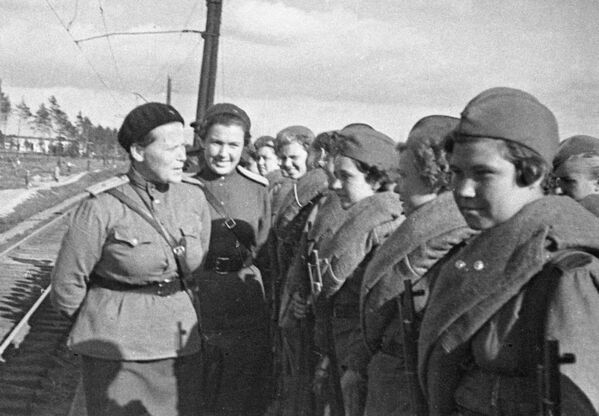 رئيسة القسم السياسي في المدرسة المركزية للقناصين، يكايترينا نيكيفوروفا نيكيفوروفا، خلال حديثها مع الفتيات القناصات المتوجهات إلى جبهة الحرب، 11 أغسطس 1943 - سبوتنيك عربي