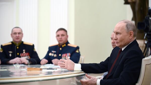 الرئيس الروسي فلاديمير بوتين يعقد اجتماعا مع قادة الوحدات المشاركة في العملية العسكرية الروسية  - سبوتنيك عربي