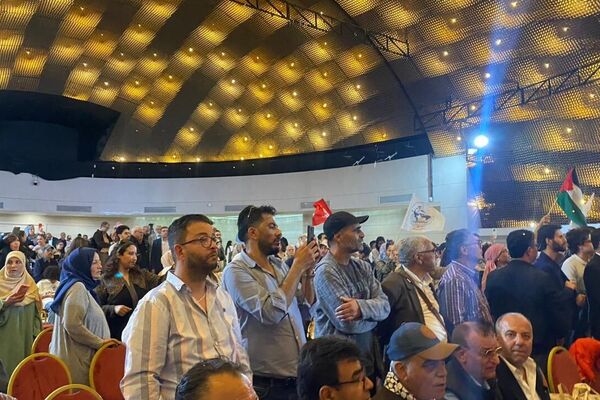 قيادات فلسطينية وشخصيات تونسية في اجتماع عام تضامني مع الشعب الفلسطيني 11 مايو 2024 - سبوتنيك عربي