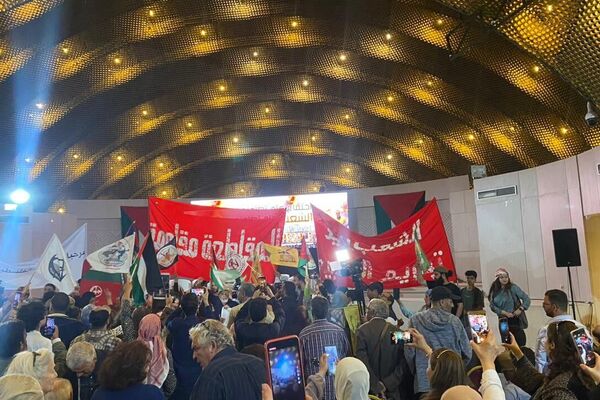 قيادات فلسطينية وشخصيات تونسية في اجتماع عام تضامني مع الشعب الفلسطيني 11 مايو 2024 - سبوتنيك عربي
