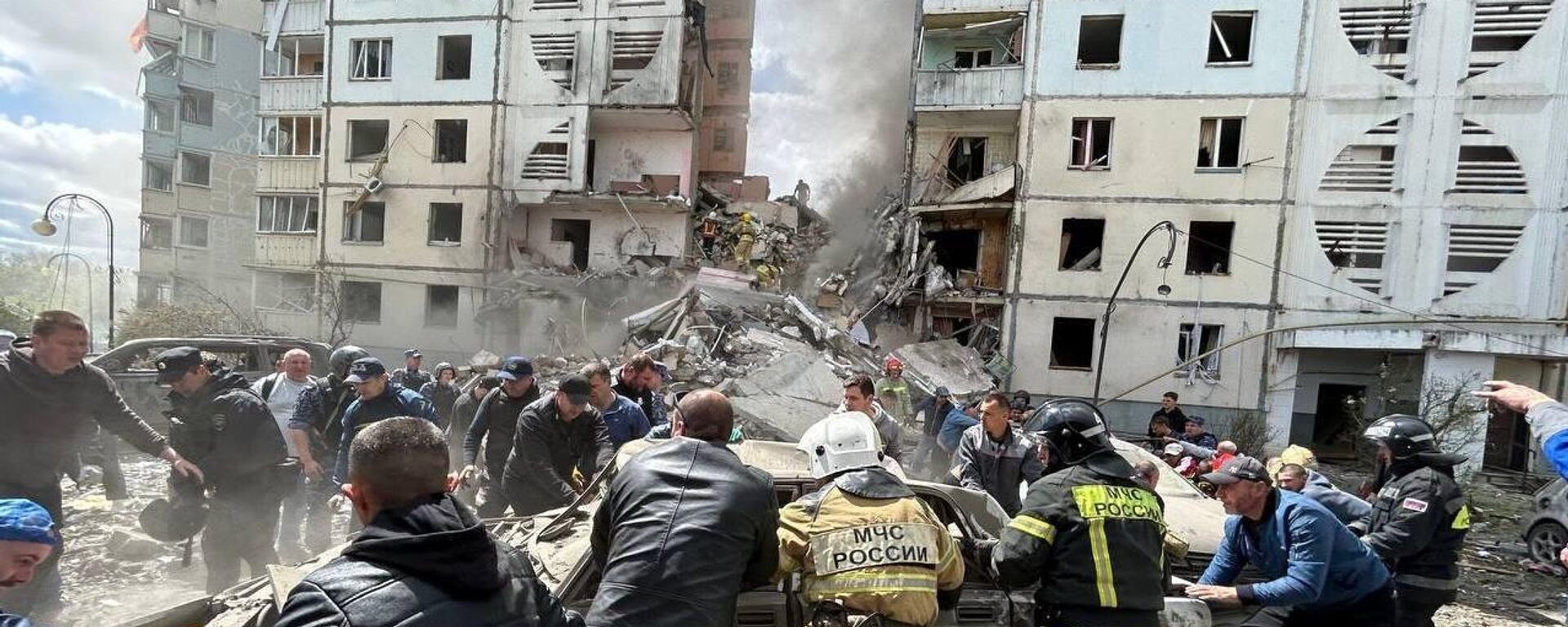 انهيار جزء من بناء سكني في بيلغورود نتيجة لإصابته بقذيفة أوكرانية  - سبوتنيك عربي, 1920, 12.05.2024