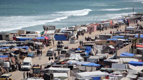 تم نصب الخيام على طول الشاطئ في دير البلح في وسط قطاع غزة من قبل الفلسطينيين الذين نزحوا من رفح جنوبي قطاع غزة، في 12 مايو، 2024 - سبوتنيك عربي