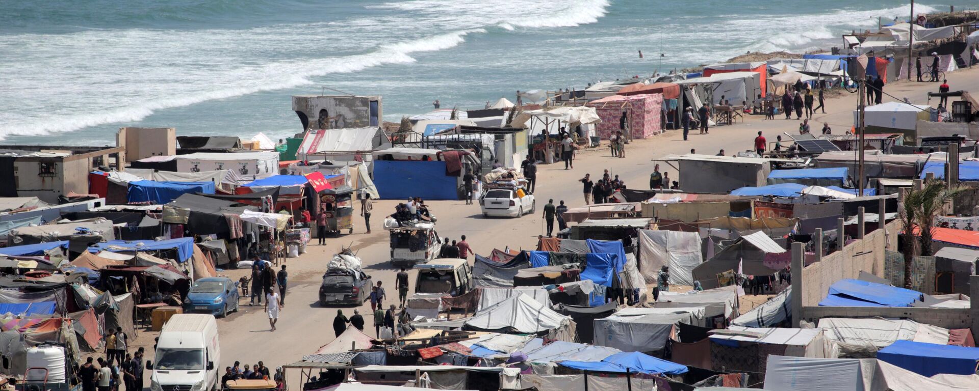 تم نصب الخيام على طول الشاطئ في دير البلح في وسط قطاع غزة من قبل الفلسطينيين الذين نزحوا من رفح جنوبي قطاع غزة، في 12 مايو، 2024 - سبوتنيك عربي, 1920, 21.05.2024