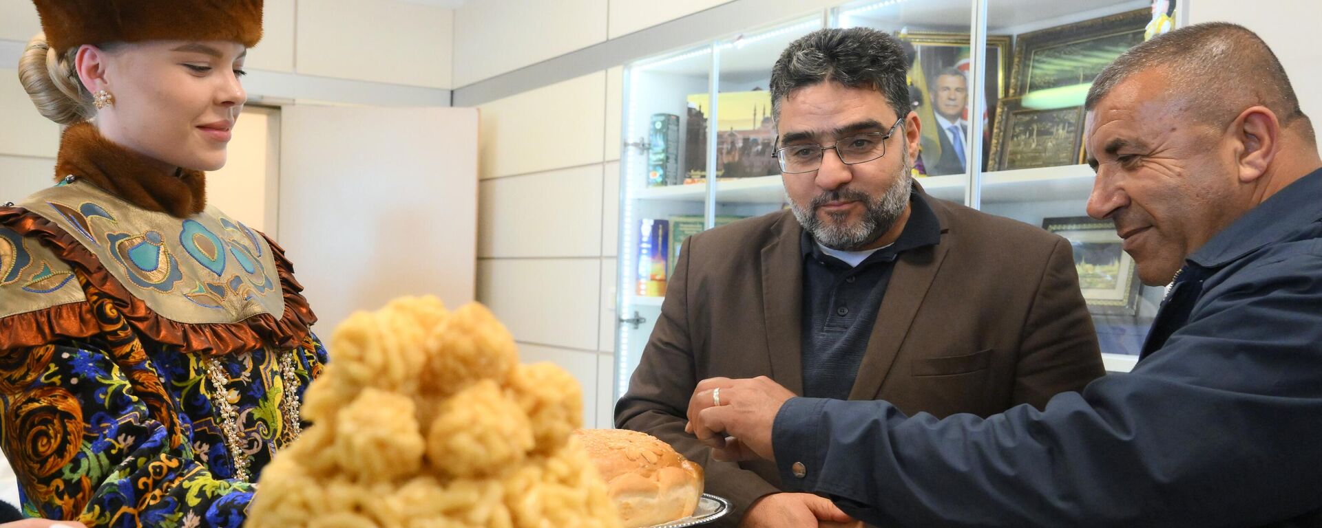 خالد دودين، محافظ محافظة الخليل (فلسطين)، فرج خليل سالم، وزير التعليم الفني في ليبيا (بنغازي)، خلال مراسم استقبال المشاركين في المنتدى الدولي روسيا-العالم الإسلامي: منتدى قازان 2024 في مطار قازان، روسيا 14 مايو 2024 - سبوتنيك عربي, 1920, 21.04.2025