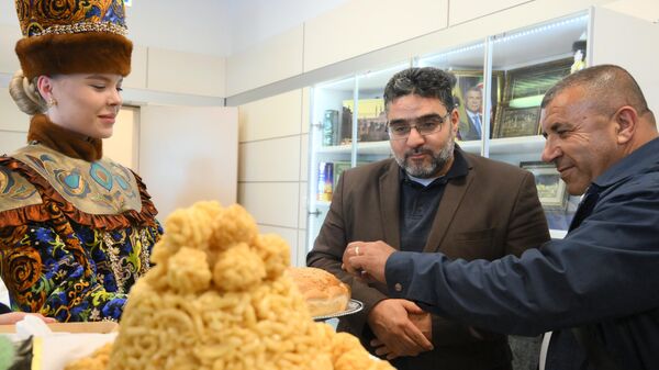 خالد دودين، محافظ محافظة الخليل (فلسطين)، فرج خليل سالم، وزير التعليم الفني في ليبيا (بنغازي)، خلال مراسم استقبال المشاركين في المنتدى الدولي روسيا-العالم الإسلامي: منتدى قازان 2024 في مطار قازان، روسيا 14 مايو 2024 - سبوتنيك عربي