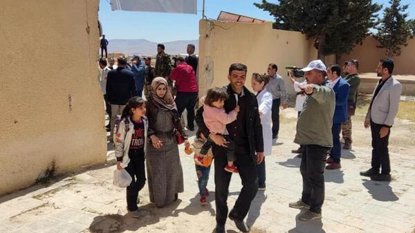 قوافل اللاجئين السوريين العائدين من لبنان تصل سوريا - سبوتنيك عربي