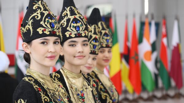 فتيات يرتدين الثوب التقليدي لجمهورية تتارستان خلال اليوم الأول من فعاليات  المنتدى الاقتصادي الدولي روسيا-العالم الإسلامي: منتدى قازان 2024، 15 مايو 2024 - سبوتنيك عربي