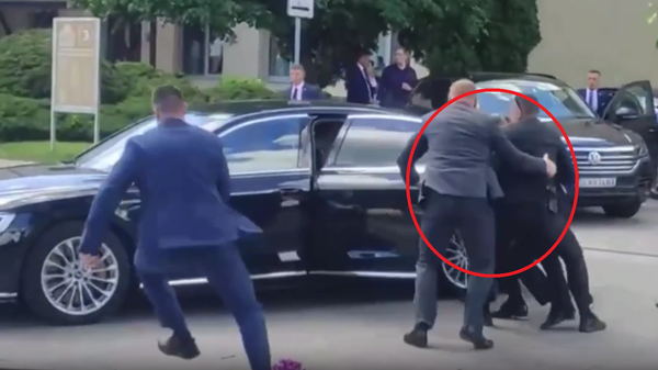 لحظة تعرض رئيس الوزراء السلوفاكي روبرت فيكو  لمحاولة اغتيال - سبوتنيك عربي