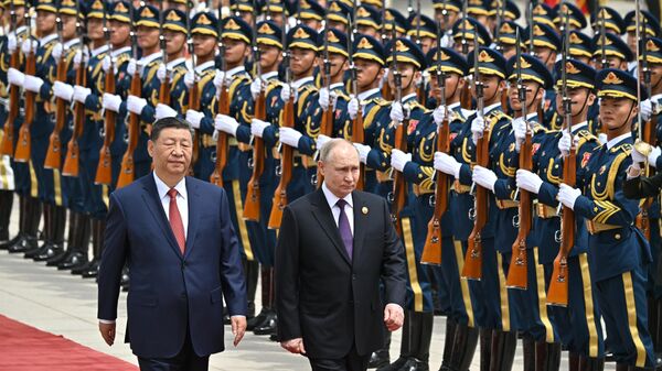 الرئيس الروسي فلاديمير بوتين والرئيس الصيني شي جين بينغ خلال مراسم الاستقبال الرسمية في قاعة الشعب الكبرى في بكين. - سبوتنيك عربي