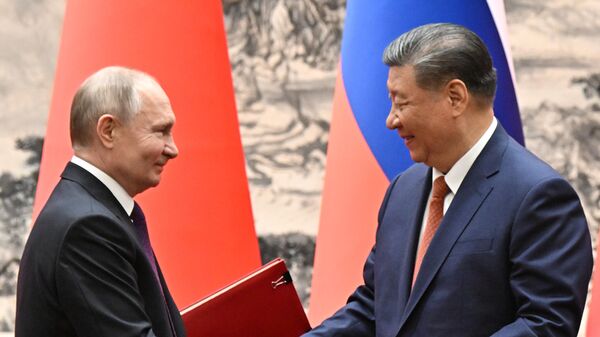 الرئيس الروسي فلاديمير بوتين، والرئيس الصيني شي جين بينغ، خلال اجتماع في قاعة الشعب الكبرى في بكين 16 مايو 2024. - سبوتنيك عربي