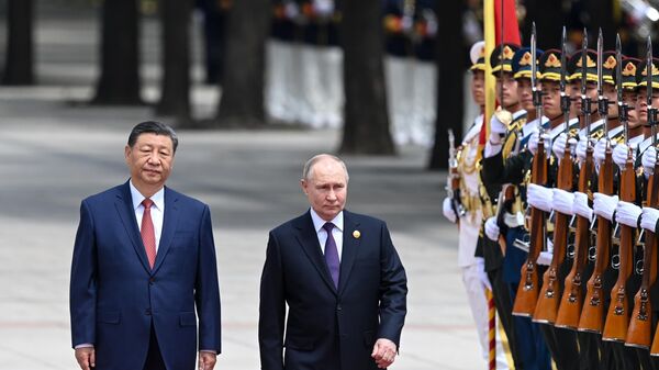 الرئيس الروسي فلاديمير بوتين، والرئيس الصيني شي جين بينغ، خلال استقبال بوتين في قاعة الشعب الكبرى في بكين 16 مايو 2024. - سبوتنيك عربي