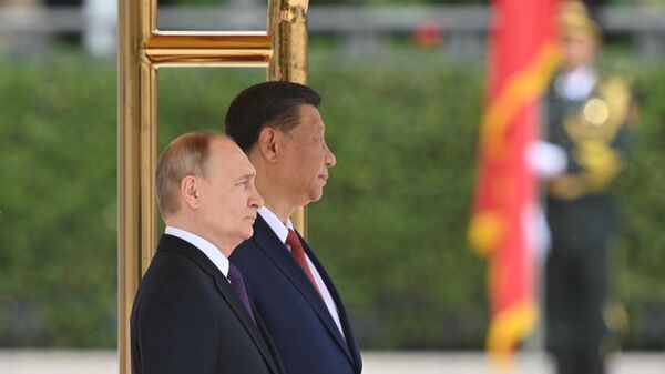 الرئيس الروسي فلاديمير بوتين، والرئيس الصيني شي جين بينغ، خلال استقبال بوتين في قاعة الشعب الكبرى في بكين 16 مايو 2024. - سبوتنيك عربي