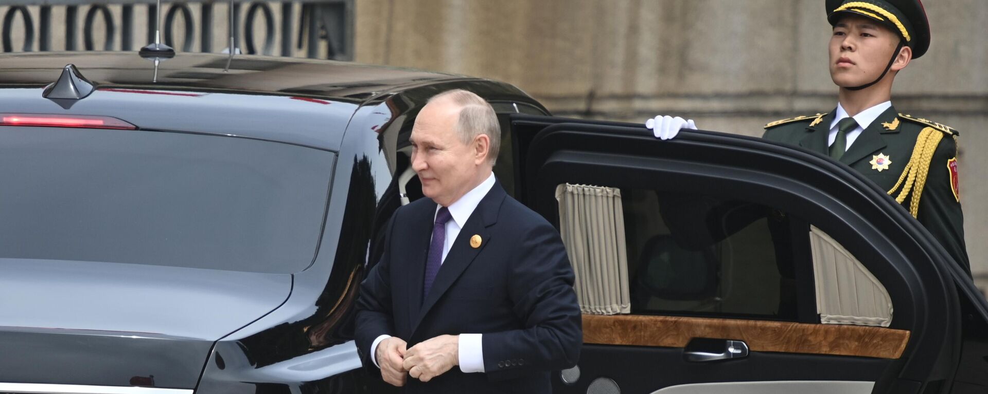 الرئيس الروسي فلاديمير بوتين يصل قاعة الشعب الكبرى في بكين 16 مايو 2024. - سبوتنيك عربي, 1920, 06.06.2024