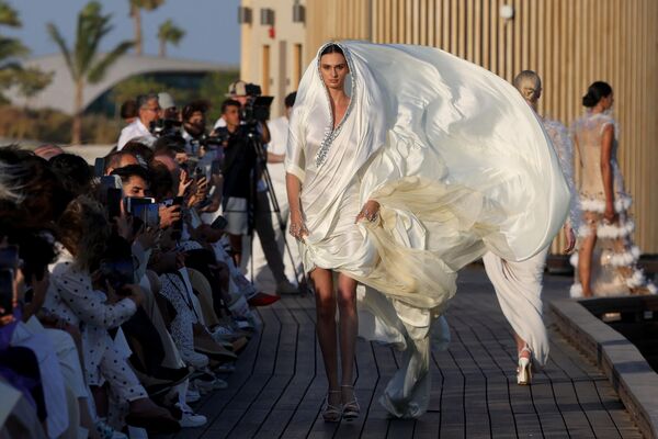 تقدم عارضات الأزياء تصاميم خلال &quot;أسبوع الموضة في البحر الأحمر&quot;، في منتجع جزيرة &quot;أمهات&quot; على البحر الأحمر في المملكة العربية السعودية، في 16 مايو 2024 - سبوتنيك عربي