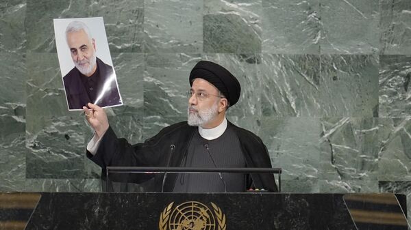 الرئيس الإيراني إبراهيم رئيسي يحمل صورة الجنرال الإيراني المقتول قاسم سليماني ، خلال كلمته في الدورة  الـ77 للجمعية العامة للأمم المتحدة، في مقر الأمم المتحدة، 21 سبتمبر 2022  - سبوتنيك عربي