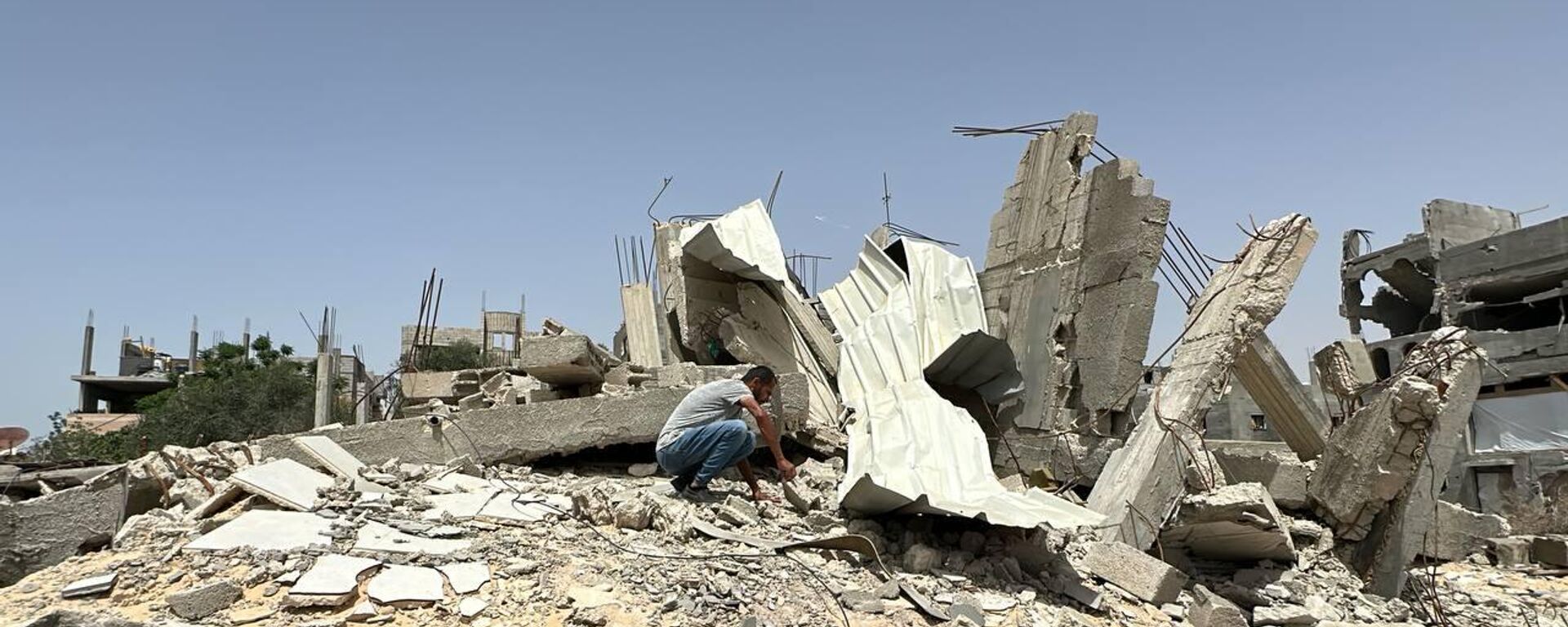  فلسطينيون يبنون خيامهم على أنقاض منازلهم في خان يونس بعد نزوح عكسي من رفح  - سبوتنيك عربي, 1920, 26.05.2024
