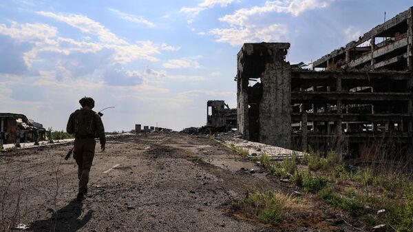 آثار التدمير في مطار دونيتسك، الذي تعرض للقصف من قبل القوات المسلحة الأوكرانية، جمهورية دونيتسك الشعبية - سبوتنيك عربي