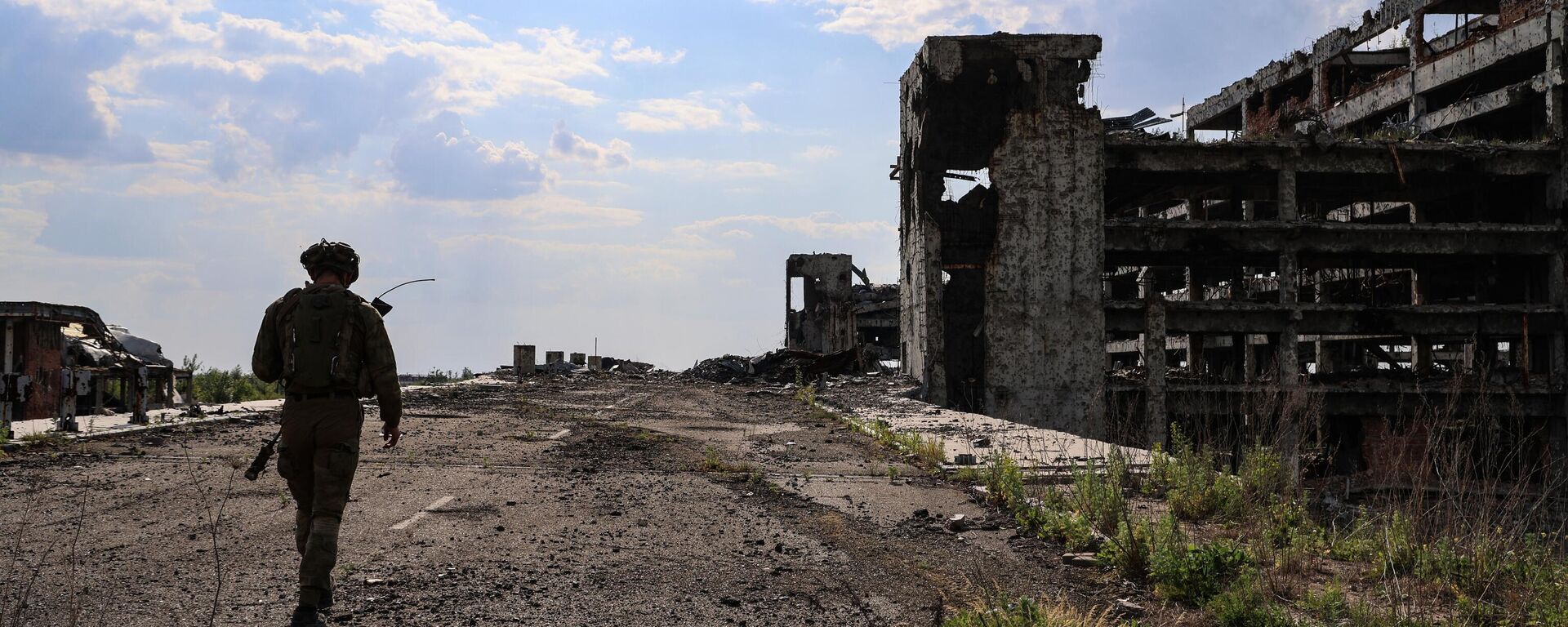 آثار التدمير في مطار دونيتسك، الذي تعرض للقصف من قبل القوات المسلحة الأوكرانية، جمهورية دونيتسك الشعبية - سبوتنيك عربي, 1920, 04.06.2024