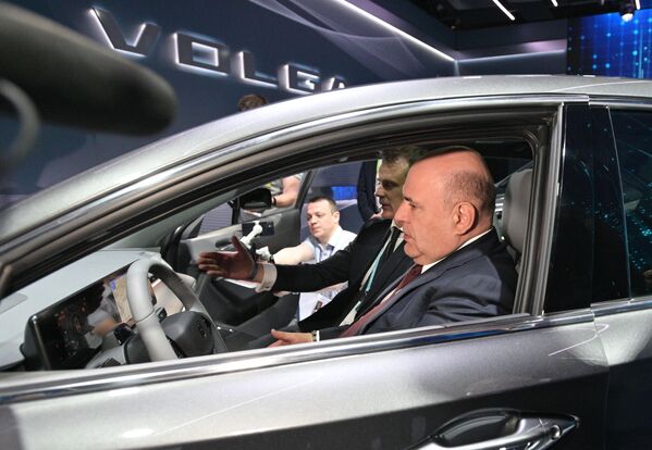 رئيس الوزراء الروسي، ميخائيل ميشوستين، يجلس في سيارة فولغا &quot;سي 40&quot; أثناء تفقد جناح العلامة التجارية &quot;فولغا&quot; في معرض المؤتمر التاسع &quot;الصناعة الرقمية لروسيا الصناعية&quot; في نيجني نوفغورود، روسيا. - سبوتنيك عربي