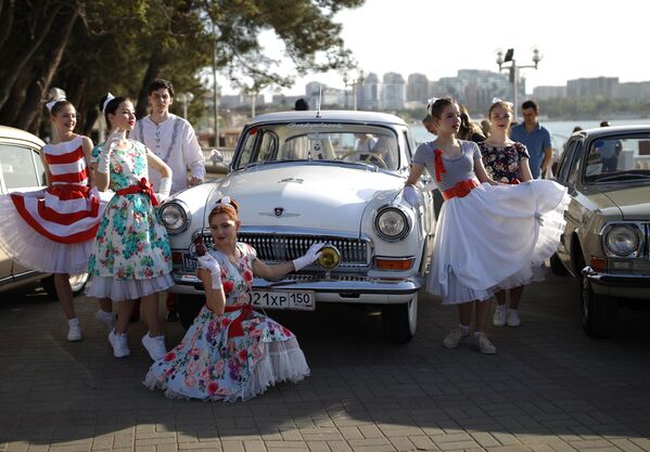 فتيات يلتقطن صورًا بالقرب من سيارة GAZ-21 &quot;فولغا&quot; في غيليندزيك الروسية. - سبوتنيك عربي