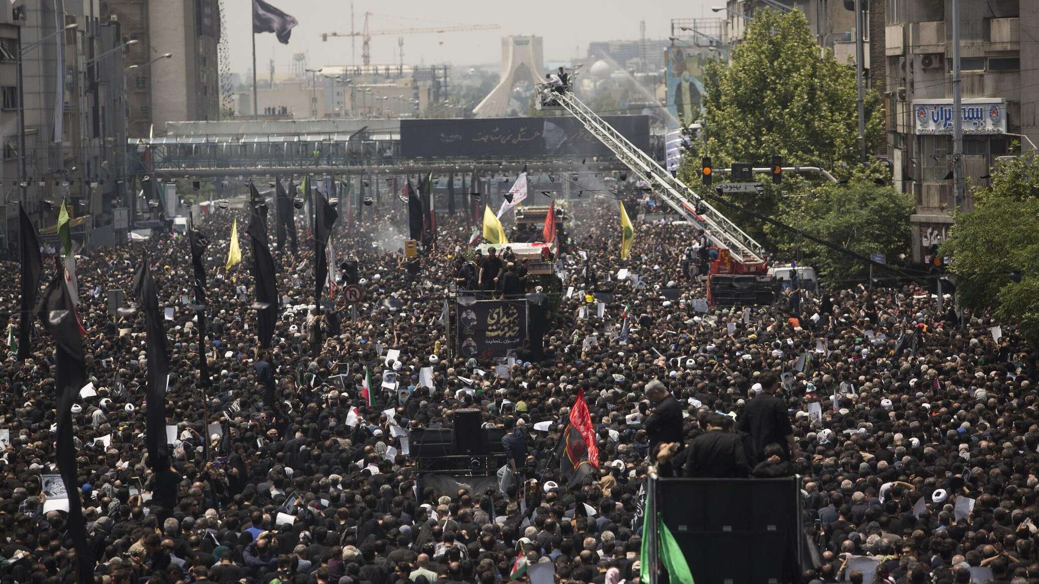 إيران تشيع قادتها العسكريين وعلماءها النوويين الذين قتلوا في الحرب مع إسرائيل