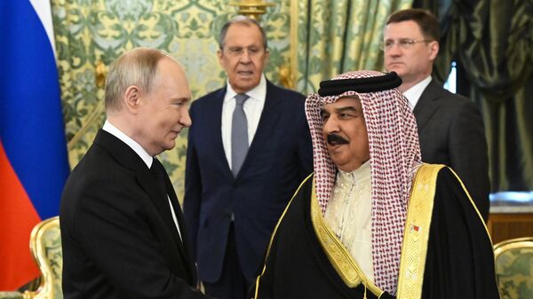 الرئيس الروسي فلاديمير بوتين، خلال اجتماعه مع ملك البحرين حمد بن عيسى، في العاصمة الروسية موسكو  - سبوتنيك عربي