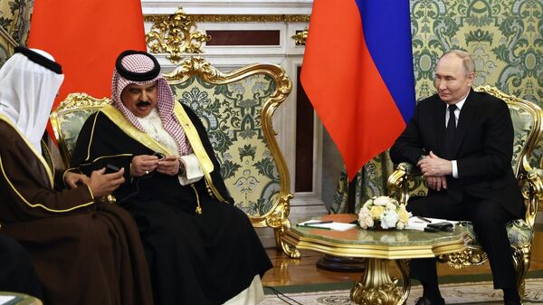 الرئيس الروسي فلاديمير بوتين، خلال اجتماعه مع ملك البحرين حمد بن عيسى، في العاصمة الروسية موسكو  - سبوتنيك عربي