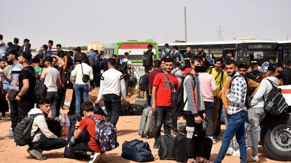 آلاف الطلاب يعبرون من المناطق الساخنة بريف حلب إلى مناطق سيطرة الدولة السورية لتقديم الامتحانات - سبوتنيك عربي