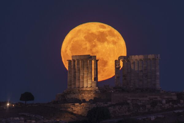 القمر مكتملا فوق معبد بوسيدون في سونيون، اليونان - سبوتنيك عربي