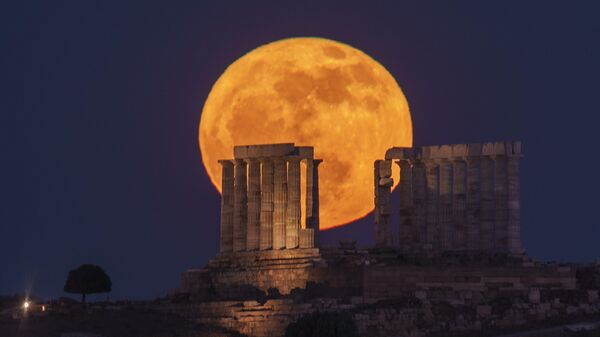Луна восходит над храмом Посейдона в Сунионе, Греция - سبوتنيك عربي