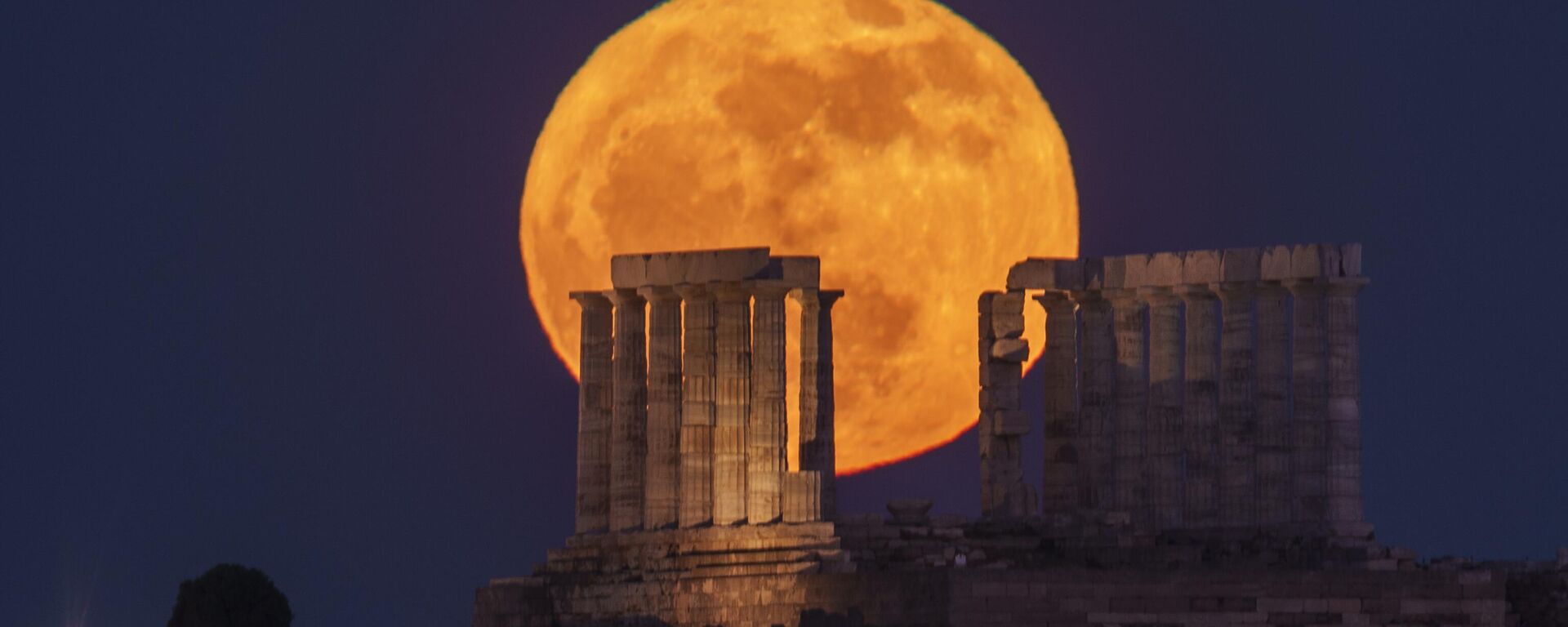 القمر مكتمل فوق معبد بوسيدون في سونيون، اليونان - سبوتنيك عربي, 1920, 07.08.2025