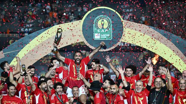 لاعب الأهلي المصري محمود كهربا يرفع كأس دوري أبطال أفريقيا 2024 - سبوتنيك عربي
