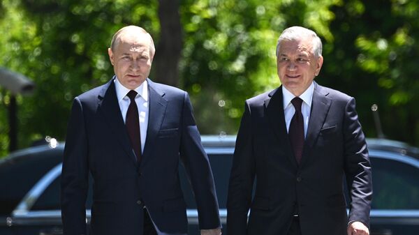 الرئيس الروسي فلاديمير بوتين، يصل إلى القصر الرئاسي  في اوزباكستان، لإجراء محادثات مع رئيس أوزبكستان شوكت ميرزيوييف - سبوتنيك عربي