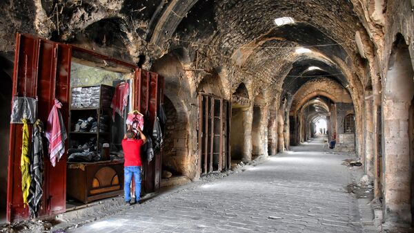عبد الرزاق قناعة.. يشتري الأمل بالصبر وبيع الكوفيات الشعبية تحت أسوار قلعة حلب - سبوتنيك عربي
