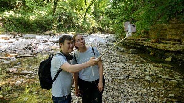 سياح في كهوف مضيق أغوركي في منطقة خوستنسكي في سوتشي. - سبوتنيك عربي