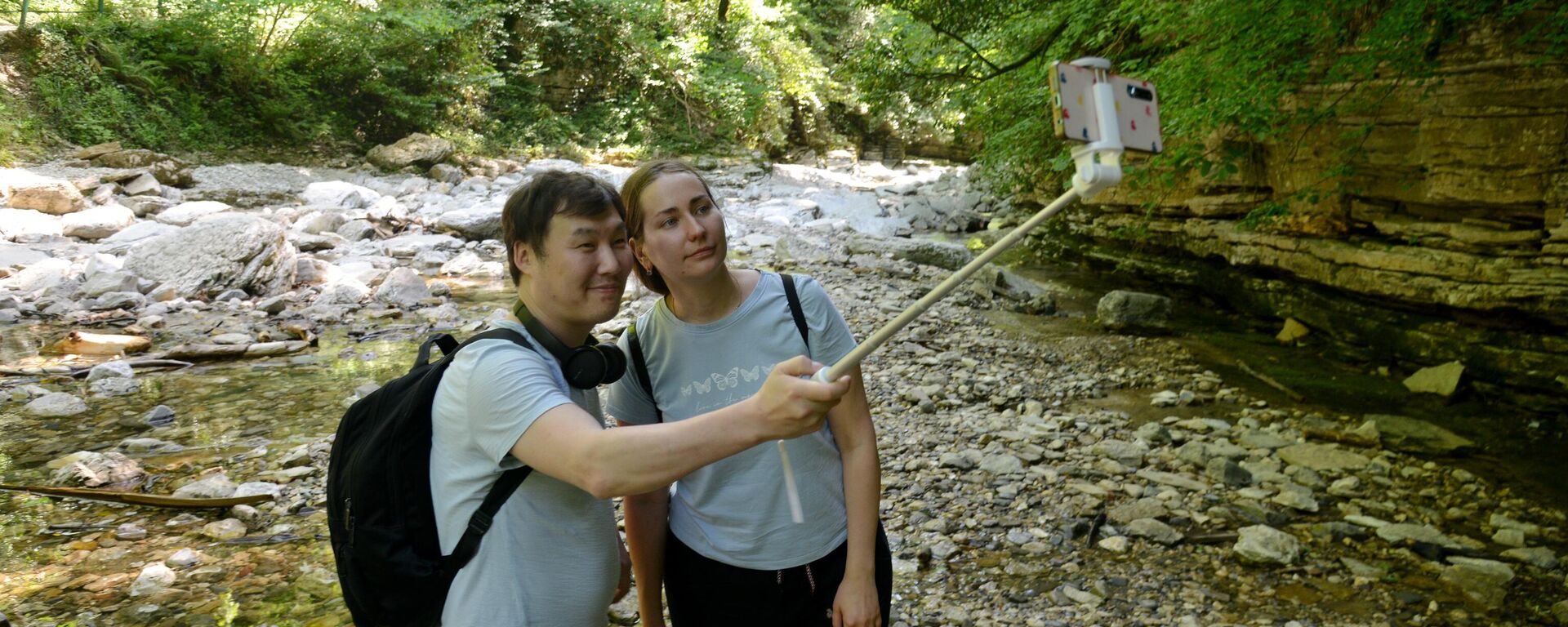 سياح في كهوف مضيق أغوركي في منطقة خوستنسكي في سوتشي. - سبوتنيك عربي, 1920, 03.12.2025