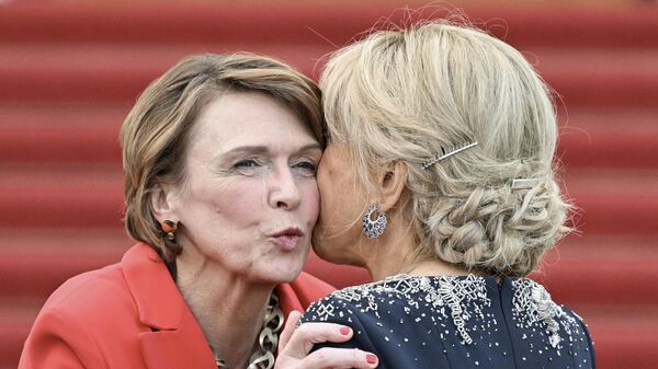 زوجة الرئيس الألماني إلكه بويدنبندر تقبل زوجة الرئيس الفرنسي بريجيت ماكرون على درجات قصر بلفيو الرئاسي في برلين في 26 مايو 2024 - سبوتنيك عربي
