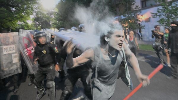 متظاهرون يشتبكون مع الشرطة خلال احتجاج مؤيد للفلسطينيين أمام السفارة الإسرائيلية في مدينة مكسيكو  - سبوتنيك عربي