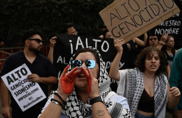 أنصار فلسطين مشاركون في مظاهرة مؤيدة للفلسطينيين أمام السفارة الإسرائيلية في مكسيكو - سبوتنيك عربي