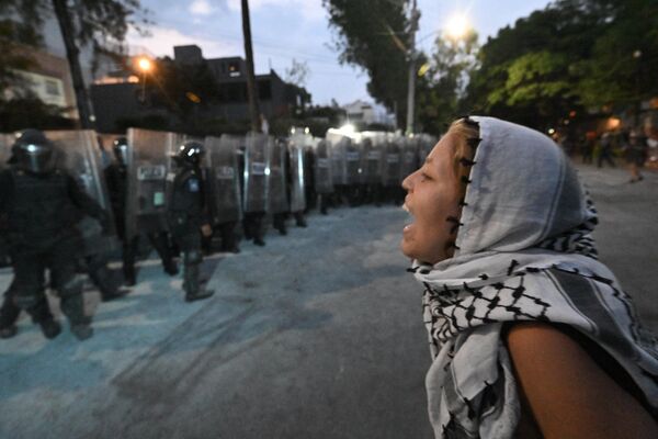 متظاهرة تشارك في مسيرة مؤيدة للفلسطينيين تسمى تحرك عاجل من أجل رفح، أقيمت أمام السفارة الإسرائيلية في مكسيكو سيتي في 28 مايو 2024. - سبوتنيك عربي