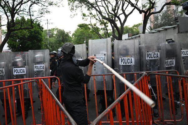 متظاهرون يشتبكون مع الشرطة خلال احتجاج مؤيد للفلسطينيين أمام السفارة الإسرائيلية في مدينة مكسيكو  - سبوتنيك عربي