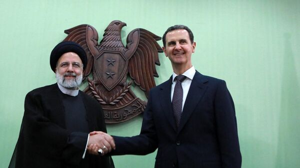 الرئيس السوري، بشار الأسد، مع نظيره الإيراني الراحل، إبراهيم رئيسي، في لقاء جمع بينهما في 3 مايو/ أيار 2023 - سبوتنيك عربي