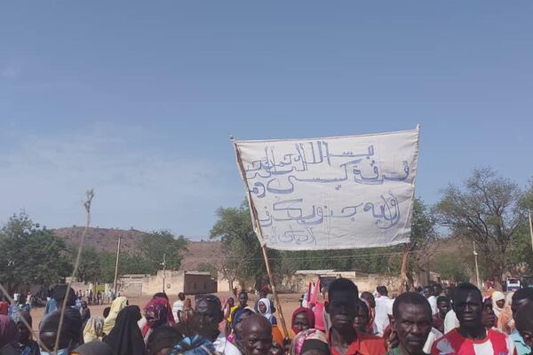 احتجاجات السودانيين في مراكز الإيواء ومعسكرات النزوع  تعبيرا عن غضبهم لاستمرار الحرب وعدم استجابة طرفي الصراع لفتح ممرات إنسانية لإيصال المساعدات - سبوتنيك عربي