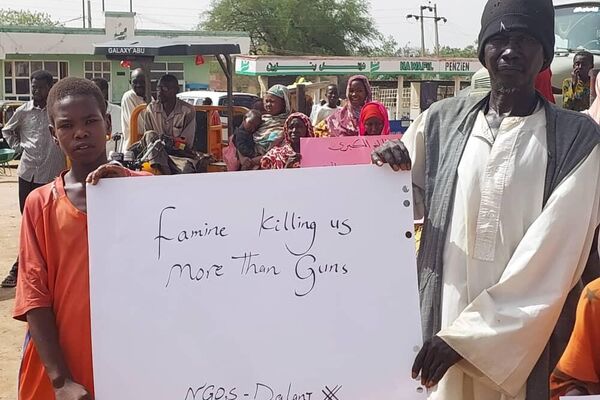 احتجاجات السودانيين في مراكز الإيواء ومعسكرات النزوع  تعبيرا عن غضبهم لاستمرار الحرب وعدم استجابة طرفي الصراع لفتح ممرات إنسانية لإيصال المساعدات - سبوتنيك عربي